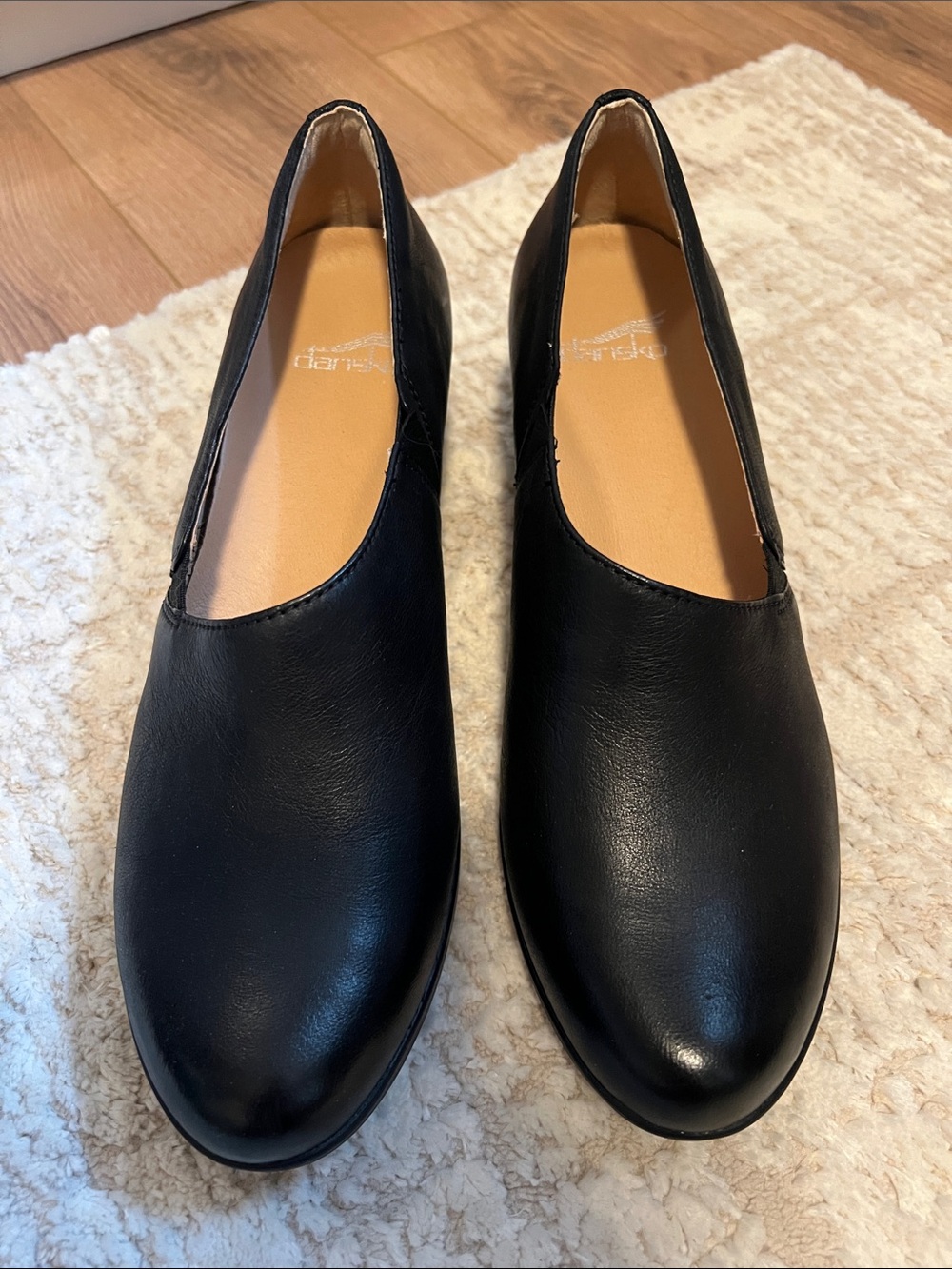 Dansko Women's Camdyn

Dansko Black Leather Slip-On Flats for Women 41
